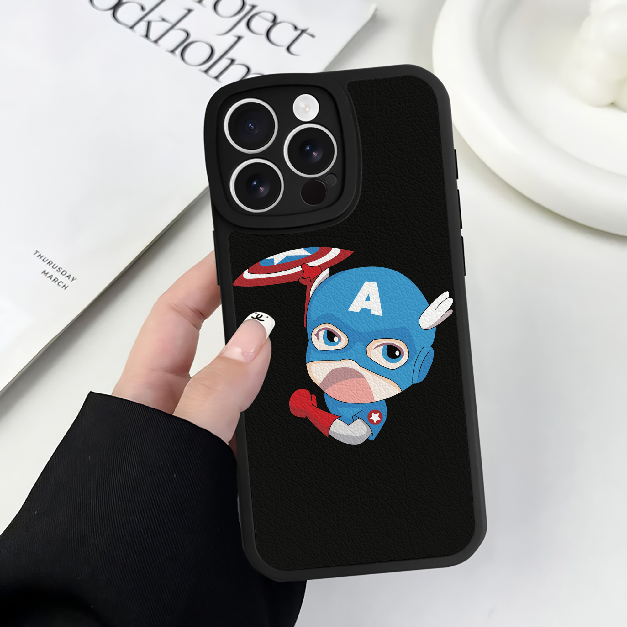 （画像用） アベンジャーズ The Avengers 【iPhone 16シリーズ対応】シリコンスマホケース（レザー調） 材質：シリコン